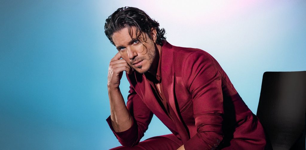 Ν.Οικονομόπουλος: Θαμώνας του πέταξε πανέρι με λουλούδια στα… γεννητικά όργανα – «Θα μου κάνεις ζημιά» (βίντεο)