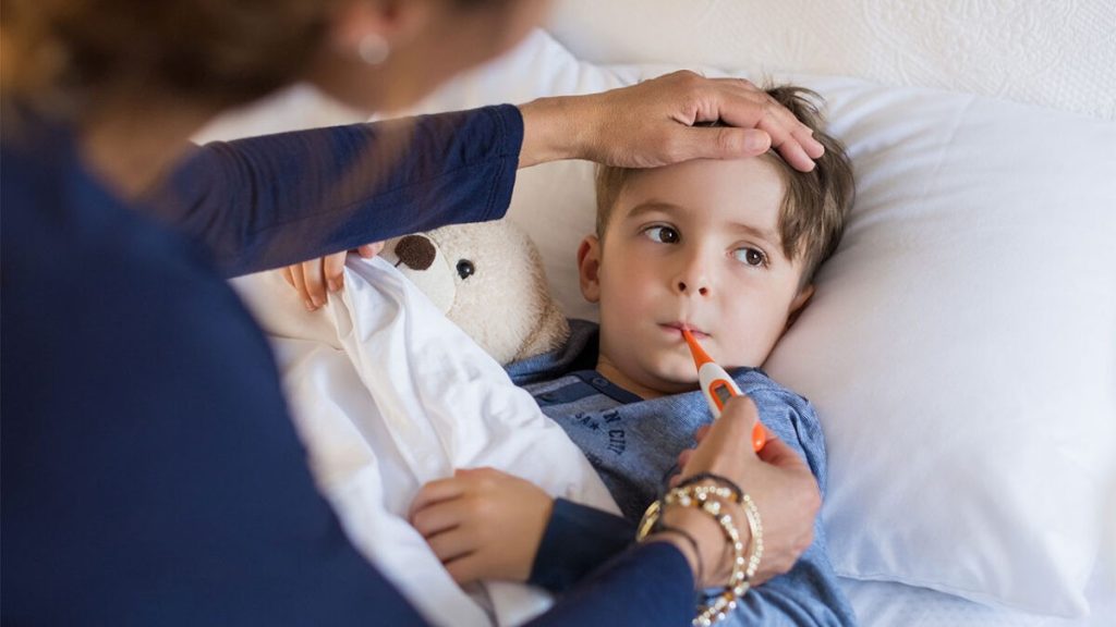 Απλοί τρόποι για να πέσει ο πυρετός – Οδηγίες από την Ελληνική Παιδιατρική Εταιρεία