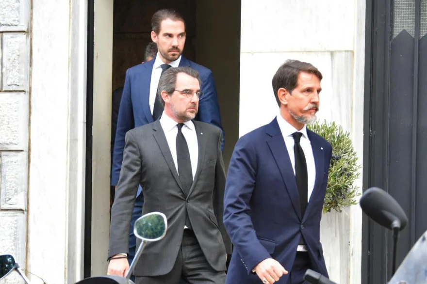 Στο Μέγαρο Μαξίμου για τις λεπτομέρειες της κηδείας οι τρεις γιοι του τέως Βασιλιά Κωνσταντίνου (φώτο)