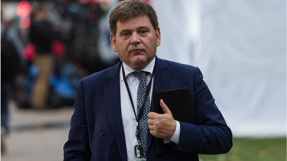 Βρετανός βουλευτής: «Το μεγαλύτερο έγκλημα κατά της ανθρωπότητας μετά το Ολοκαύτωμα είναι τα εμβόλια» – Τον διέγραψε ο Ρ.Σούνακ