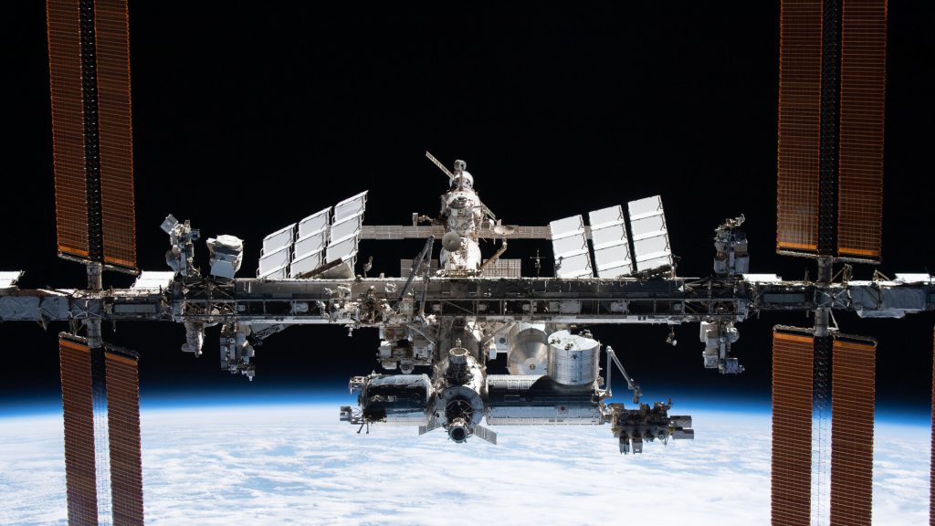 Η Ρωσία ετοιμάζει επιχείρηση απεγκλωβισμού κοσμοναυτών από τον ISS μετά από χτύπημα μετεωρίτη σε διαστημόπλοιο