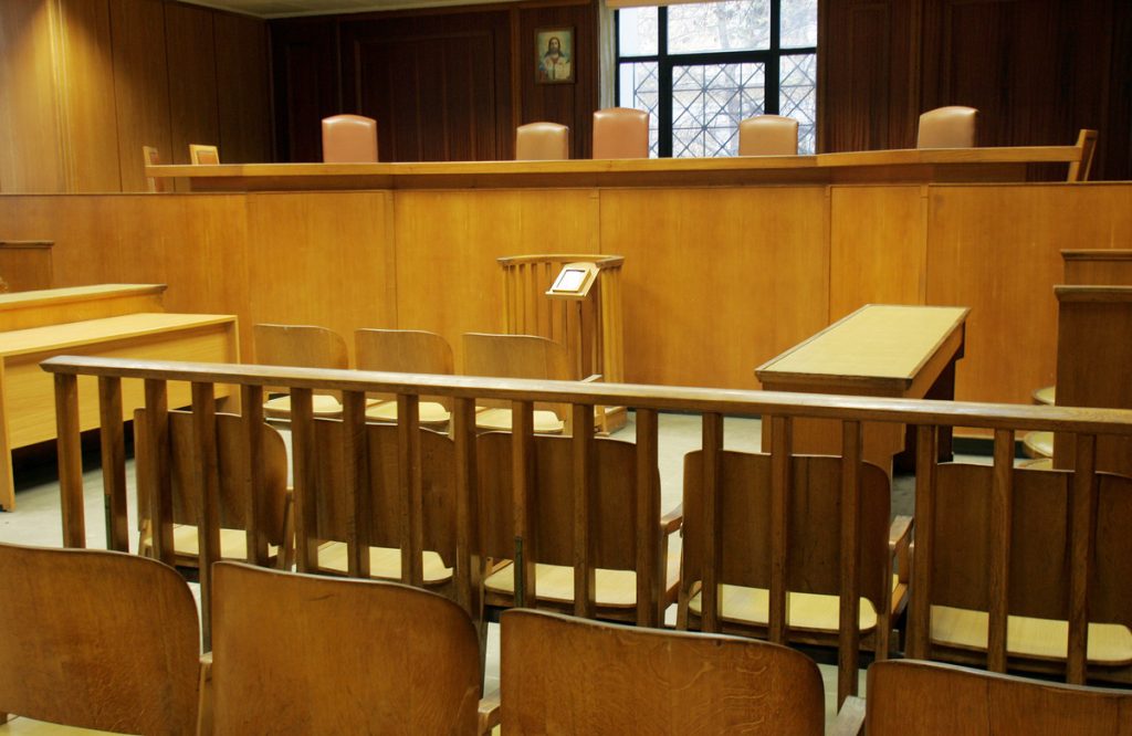 «Τρέλανε» τους δικαστές 45χρονη στον Βόλο: Μήνυσε τον σύντροφό της επειδή «έτσι της ήρθε»