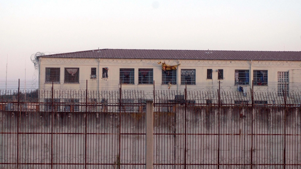 Φυλακές Λάρισας: Δεκάδες κρατούμενοι αρνούνται να επιστρέψουν στα κελιά τους (βίντεο)