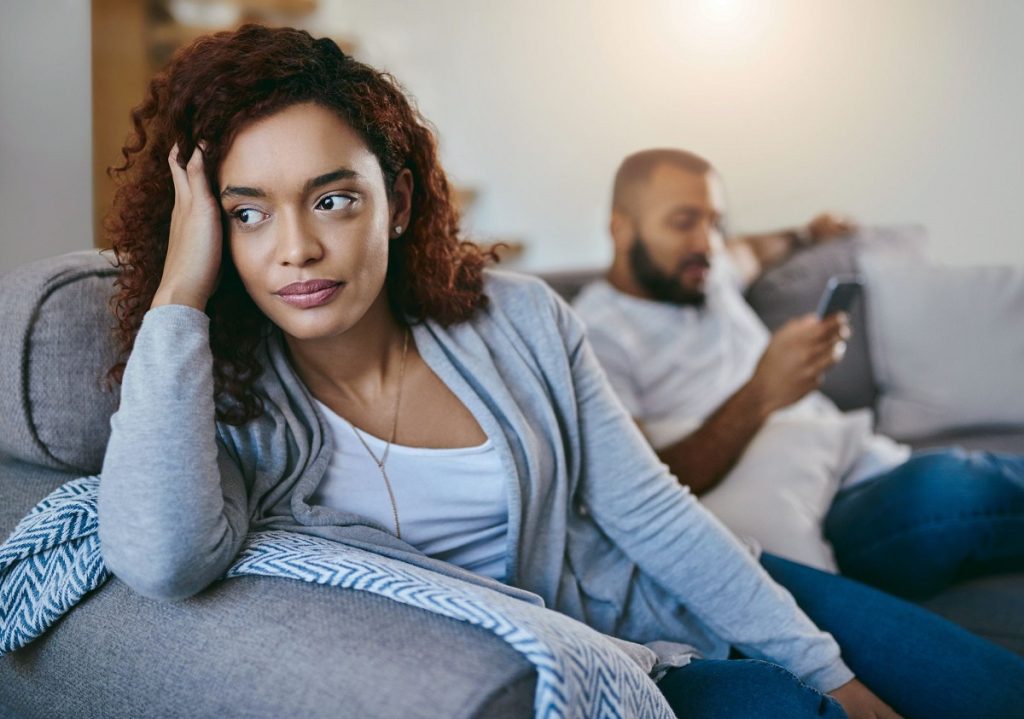 Γυναίκα είδε με τα μάτια της τον σύζυγό της να την απατά και λέει πως είναι «χαρούμενη για αυτό»