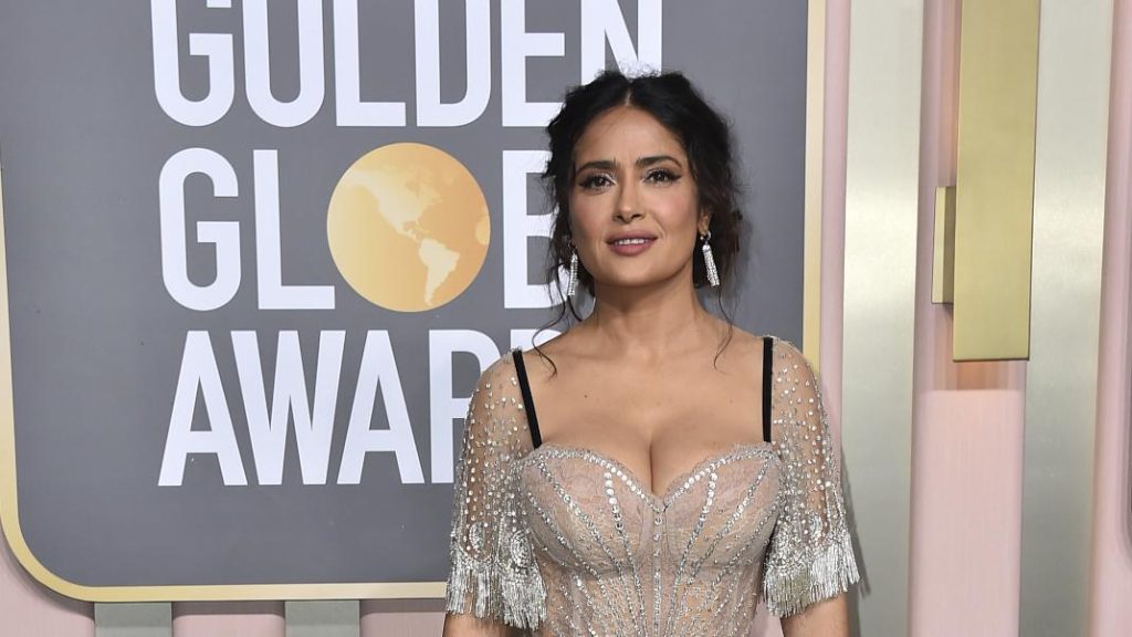 Η Σάλμα Χάγιεκ ποζάρει με εντυπωσιακό φόρεμα Gucci στις «Χρυσές Σφαίρες» και μοιράζει «εγκεφαλικά» (φωτό)