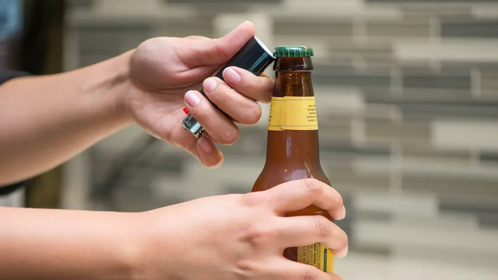 Αυτοί είναι εννέα τρόποι για να ανοίξεις ένα μπουκάλι εύκολα χωρίς ανοιχτήρι (φώτο)