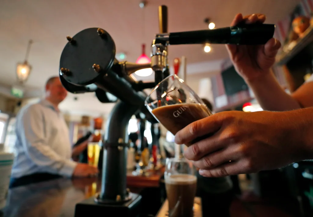 Αυτά είναι τα 10 πράγματα που σιχαίνονται όσοι δουλεύουν σε μπαρ (βίντεο)