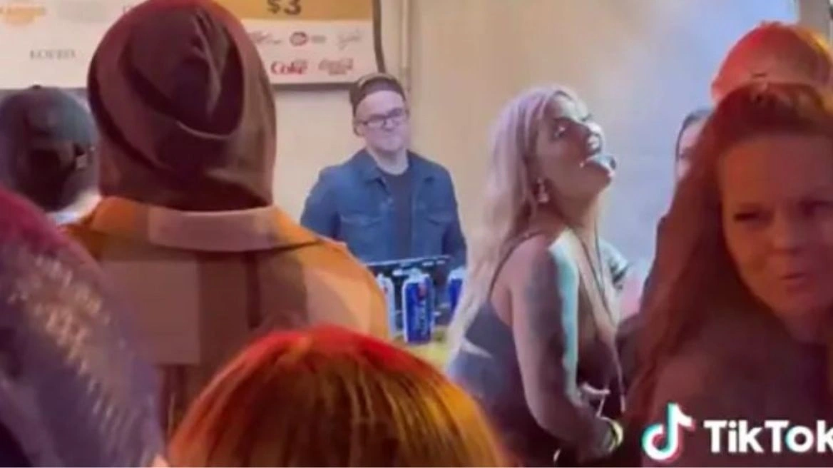 ΗΠΑ: Γυναίκες μαλλιοτραβήχτηκαν για τη σειρά σε μαγαζί και έγιναν viral (βίντεο)