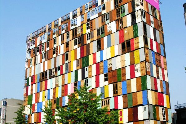 Εντυπωσιακό: Ένα δεκαώροφο κτίριο με 1.000 χρωματιστές πόρτες! (φωτο)