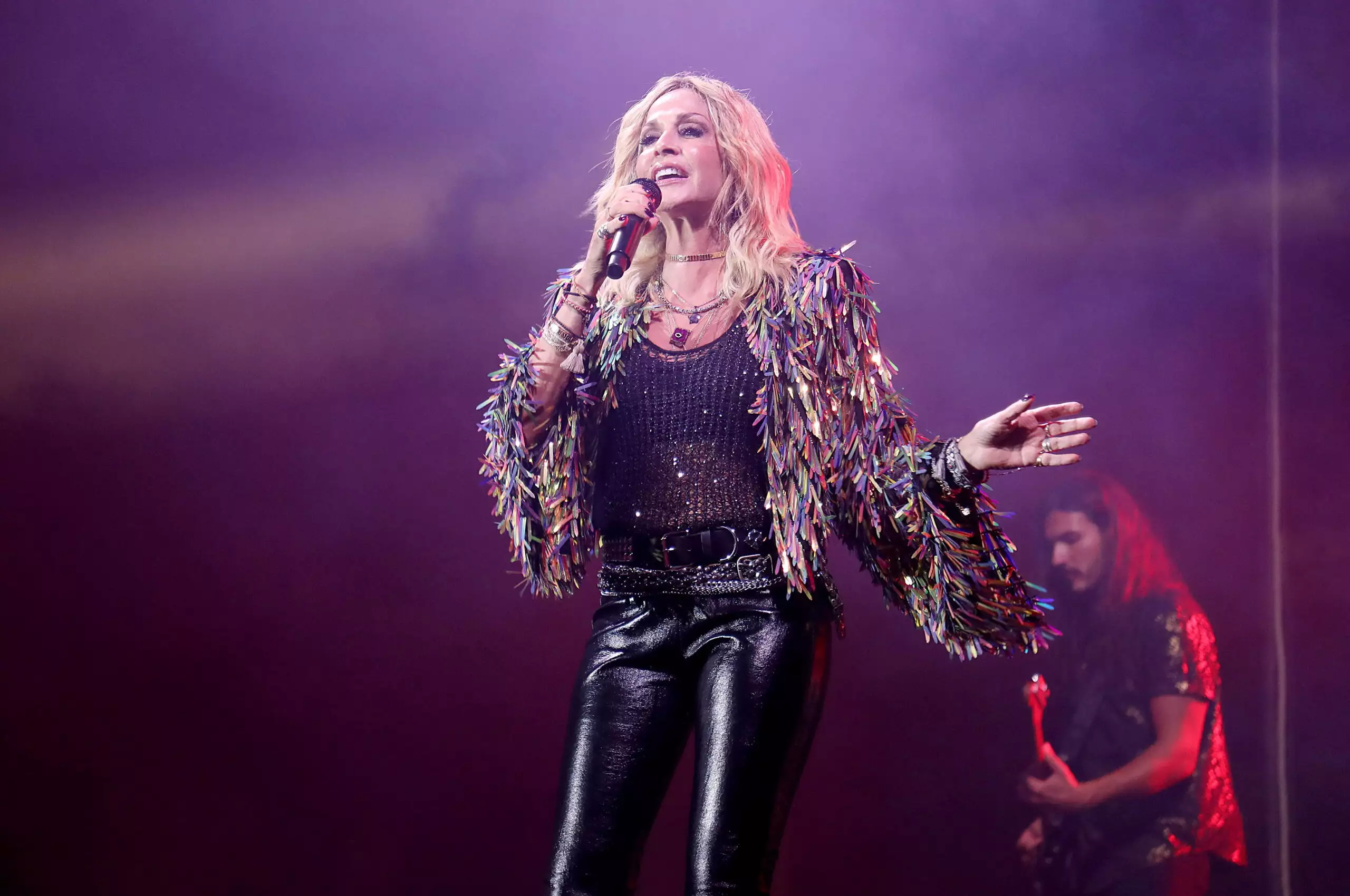 Άννα Βίσση: Κάνει γυμναστική στο καμαρίνι της λίγο πριν βγει στην σκηνή (βίντεο)