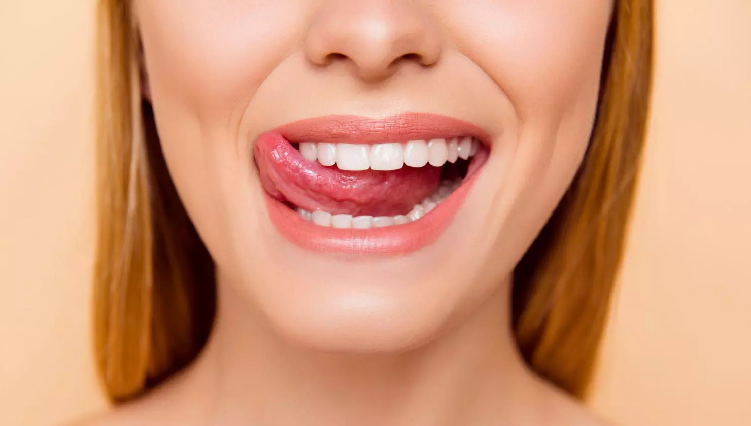 Αυτοί είναι οι έξι πιο απλοί τρόποι για να κάνετε τα δόντια σας πιο λευκά στο σπίτι