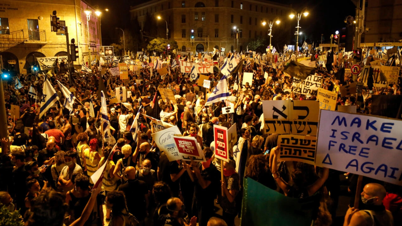 Τελ Αβίβ: Διαδηλώσεις κατά του Νετανιάχου – «Ο Μπίμπι δεν θέλει δημοκρατία»
