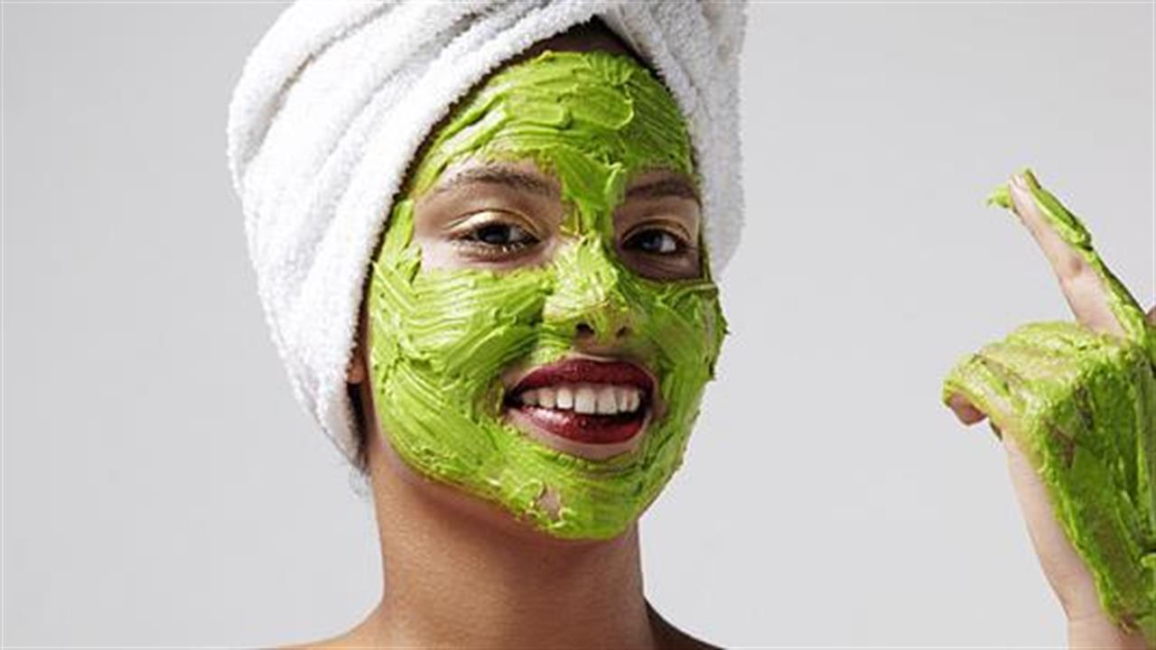 Περιποίηση προσώπου: Οι τρεις σπιτικές μάσκες που θα σας κάνουν να… λάμπετε