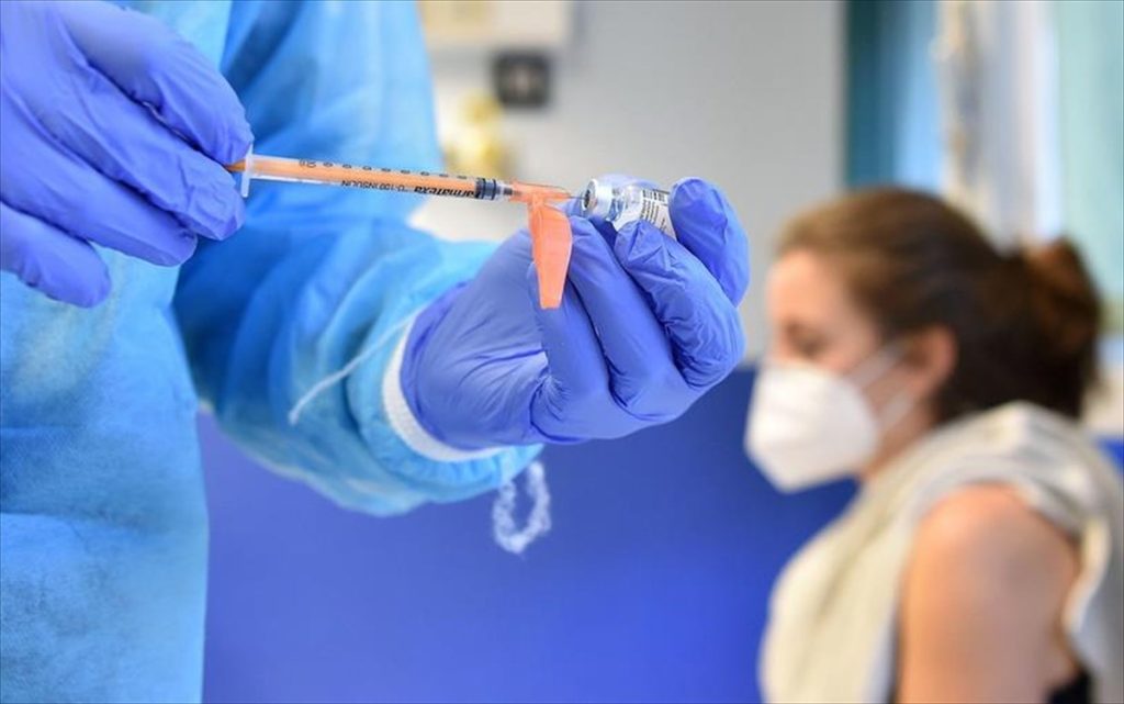 Reuters: Ο FDA και το CDC «βλέπουν» πιθανή συσχέτιση του εμβολίου της Pfizer με εγκεφαλικά