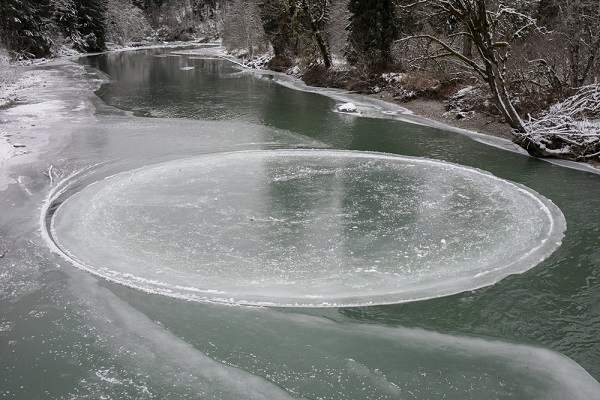 Εντυπωσιακό: Ασυνήθιστος παγωμένος δίσκος περιστρέφεται σε ποτάμι! (βίντεο-φωτο)