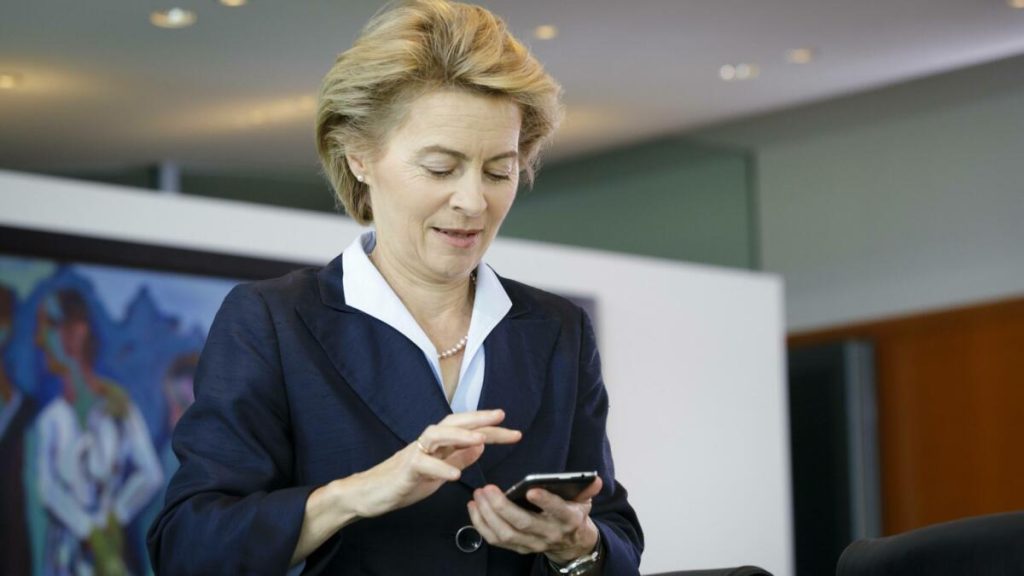 Νέο σκάνδαλο στην ΕΕ; Η Φον ντερ Λάιεν έκλεισε συμφωνία για 1,8 δισ. δόσεις εμβολίων με sms και κλήσεις στην Pfizer!