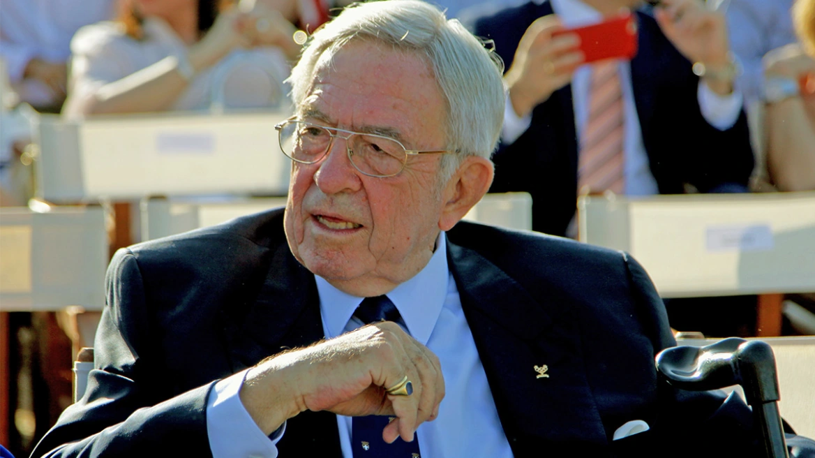 Βουλευτές και υπουργοί στην κηδεία του τέως Βασιλιά Κωνσταντίνου: Με τον «χωροφύλαξ» και με τον «αστυφύλαξ» η κυβέρνηση Κ.Μητσοτάκη