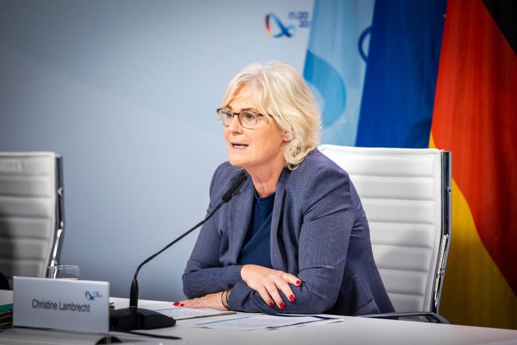 Sueddeutsche Zeitung: «Η Γερμανίδα ΥΠΑΜ θα παραιτηθεί – Δεν θέλει να ασχολείται με την άμυνα»