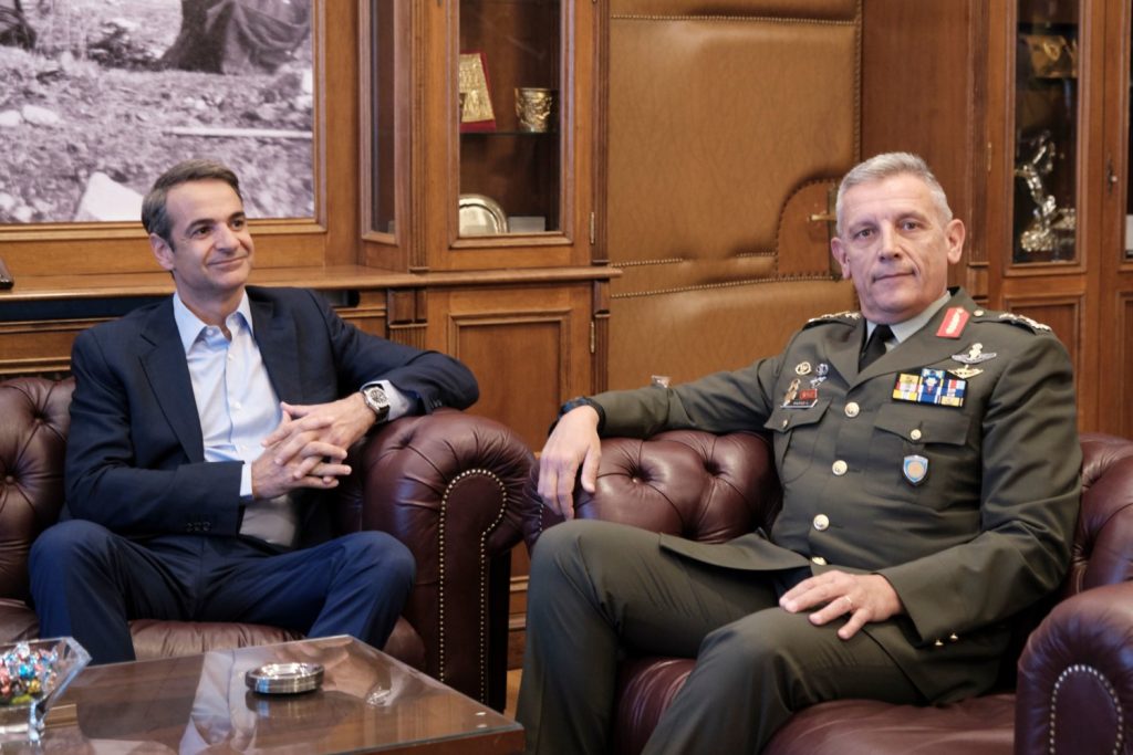 Ο ΣΥΡΙΖΑ ανταπαντά στην  κυβέρνηση: «Διαψεύδει ή όχι ο Κ.Μητσοτάκης ότι παρακολουθούσε τον αρχηγό ΓΕΕΘΑ;»