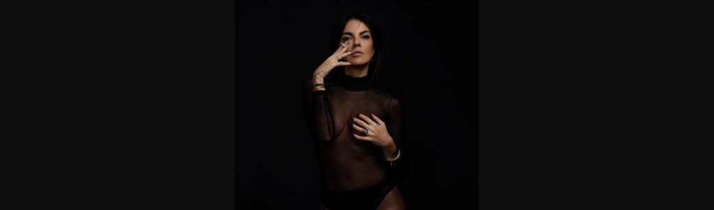 Η Μαρία Σολωμού ποζάρει… ξανθιά και topless (φωτο)