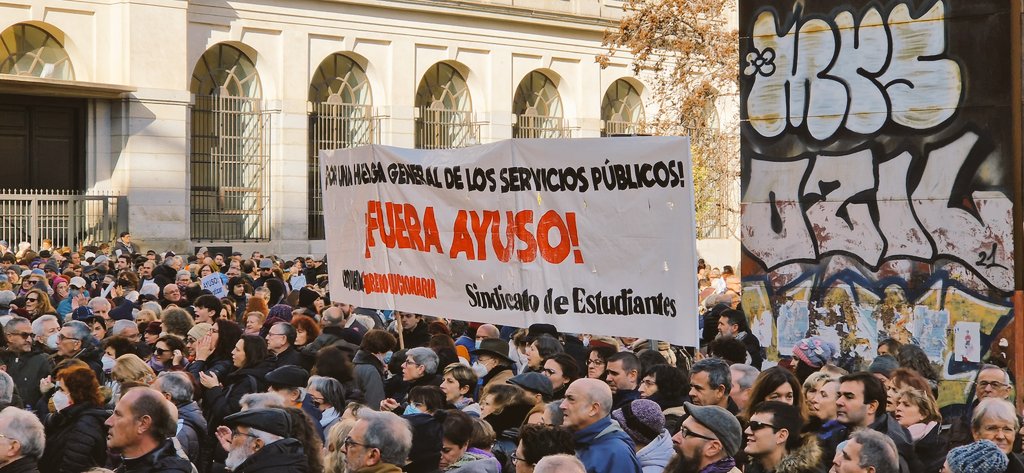 Ισπανία: Δεκάδες χιλιάδες υγειονομικοί διαδήλωσαν στην Μαδρίτη