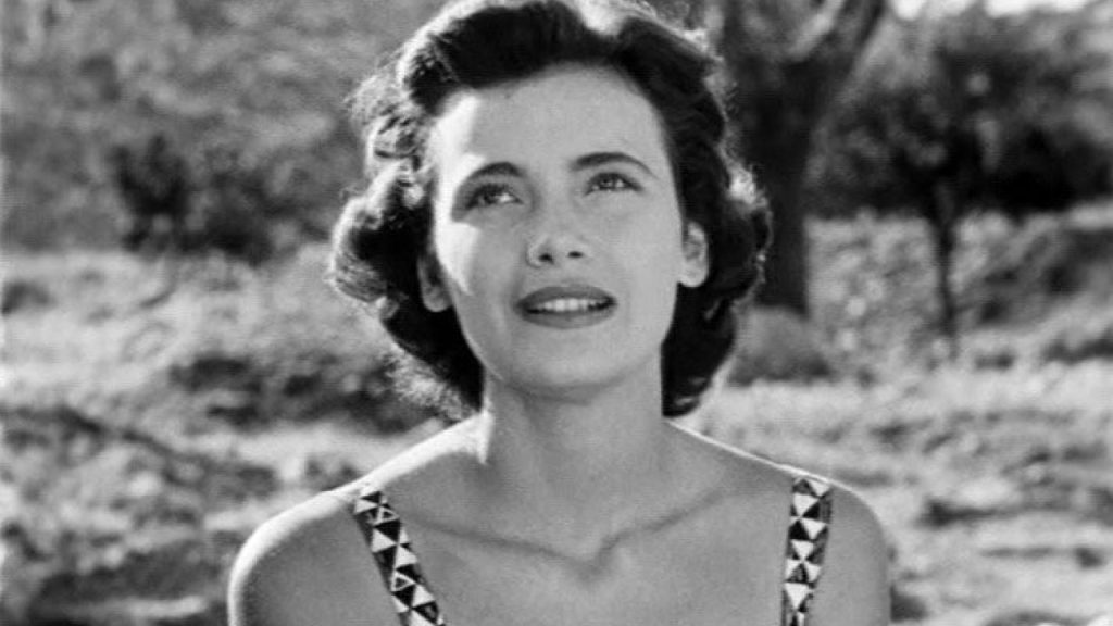 Σπάνιο κλικ από το 1962: Η Τζένη Καρέζη ποζάρει με πράσινο μπικίνι και φόντο τα νερά της Γλυφάδας (φώτο)