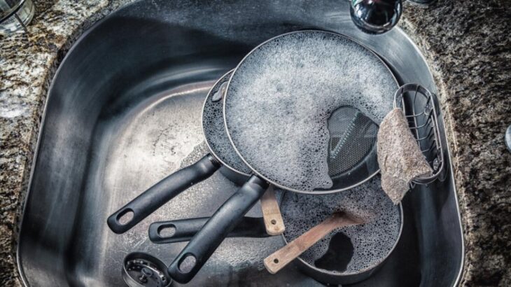 Καμένα λίπη τέλος: Κάντε κατσαρόλες και τηγάνια να λάμπουν με ένα απλό υλικό που έχετε στη κουζίνα σας