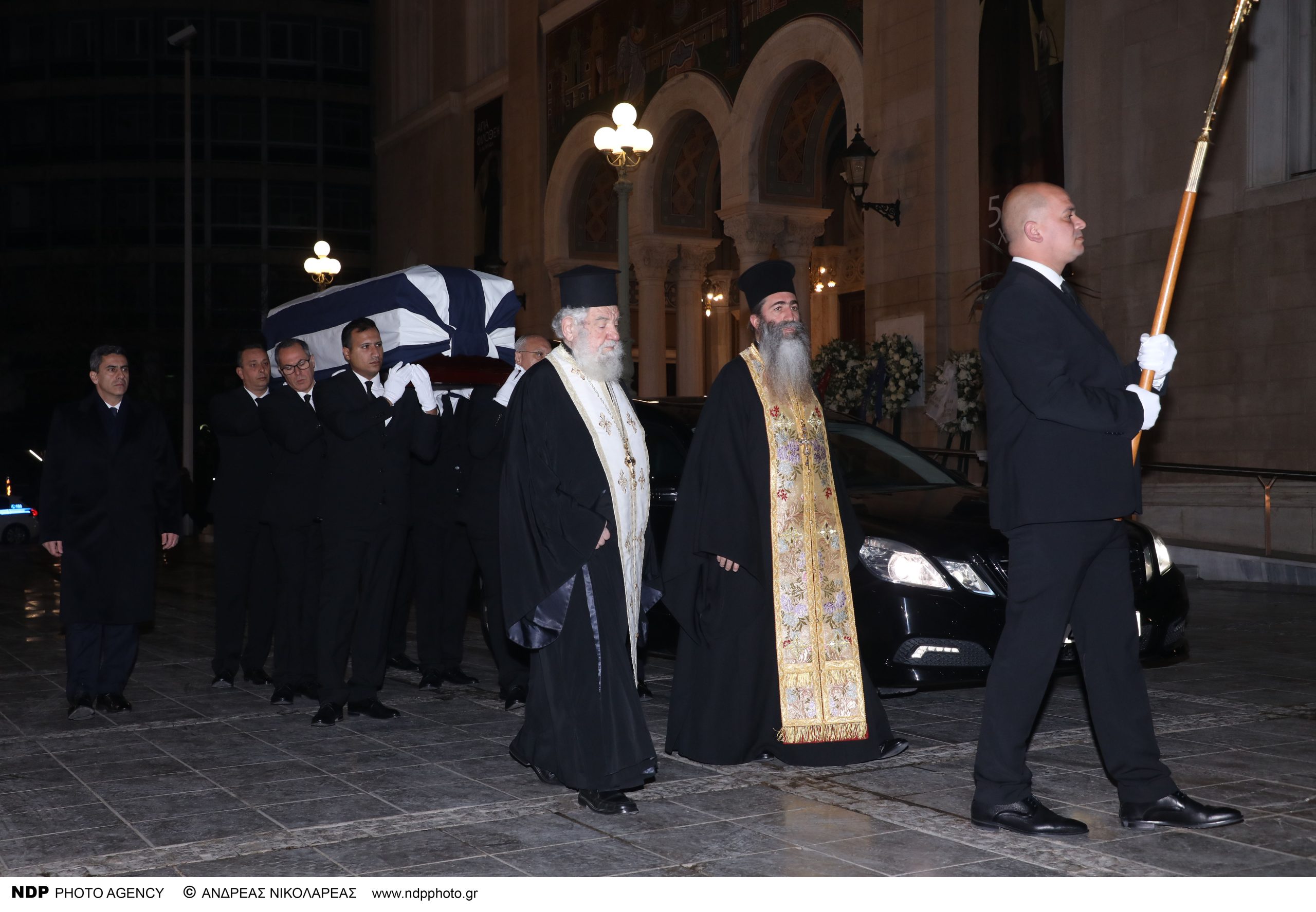 Κηδεία τέως Βασιλιά Κωνσταντίνου: Φέιγ βολάν και συνθήματα έξω από το Παρεκκλήσι της Μητρόπολης (φωτό)