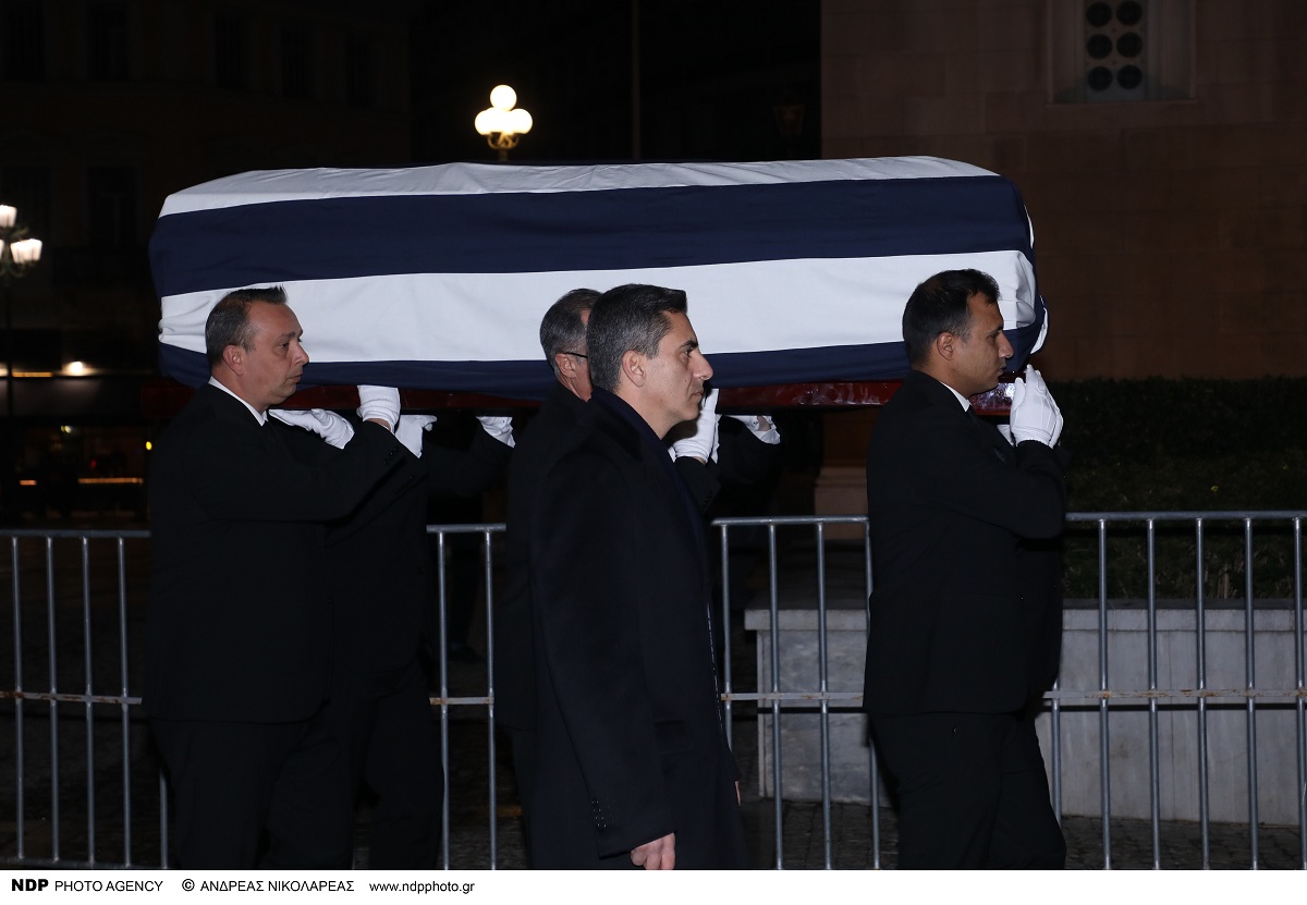 Κηδεία τέως Βασιλιά Κωνσταντίνου: Στο Παρεκκλήσι της Μητρόπολης η σορός για το λαϊκό προσκύνημα (φωτό)