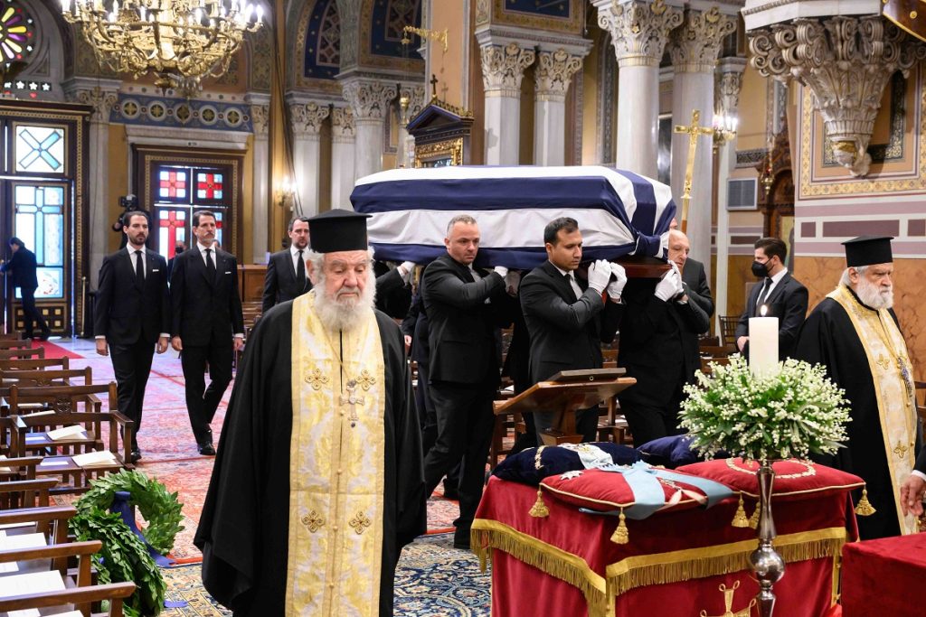 Κηδεία τέως Βασιλιά Κωνσταντίνου: «Κωνσταντίνος, Κωνσταντίνος, ζήτω ο Βασιλιάς» φώναζε ο κόσμος – Έψαλαν τον Εθνικό Ύμνο