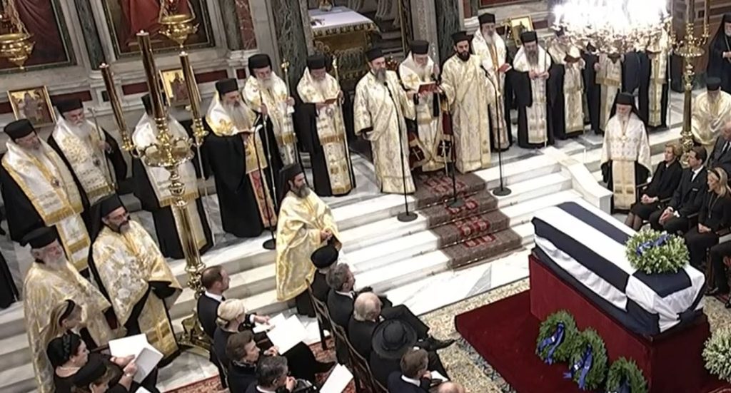 Κηδεία τέως Βασιλιά Κωνσταντίνου: Ιερά άμφια – Τι συμβολίζουν τα χρώματα