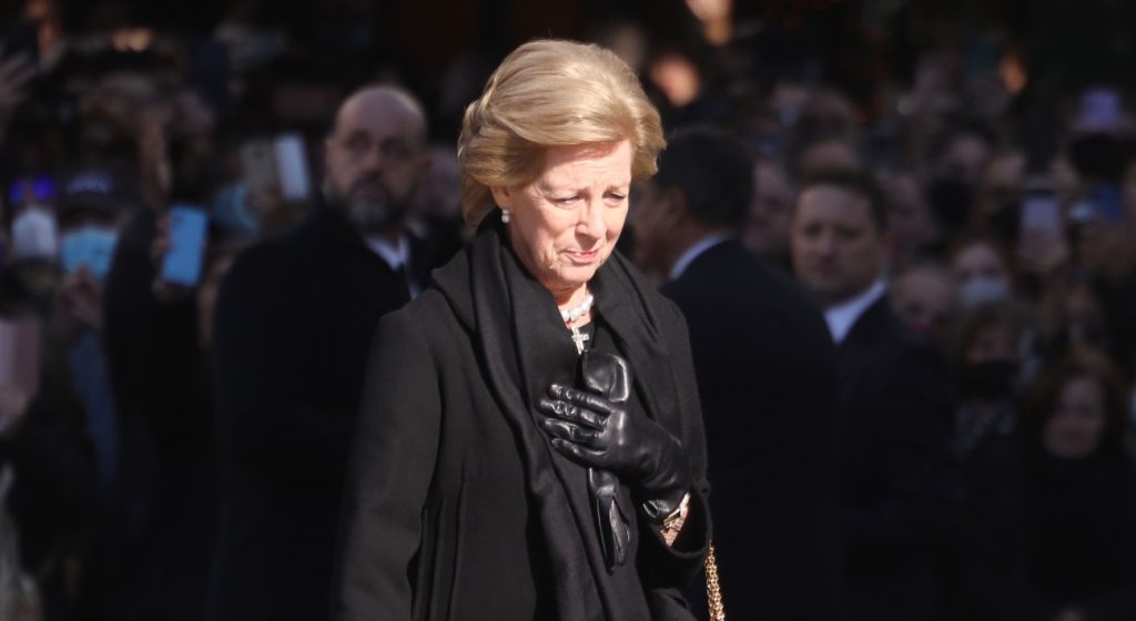 Κηδεία τέως Βασιλιά Κωνσταντίνου: Τι φόρεσε η Άννα Μαρία για να αποτίσει φόρο τιμής στον σύζυγό της (φωτο)