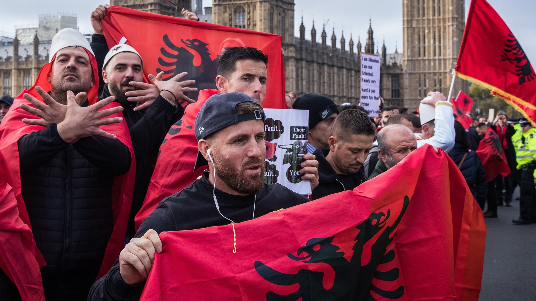 Βρετανός υπουργός: Συγχαρητήρια στο προσωπικό των κέντρων απέλασης που μαζεύουν τους Αλβανούς & τους στέλνουν πίσω