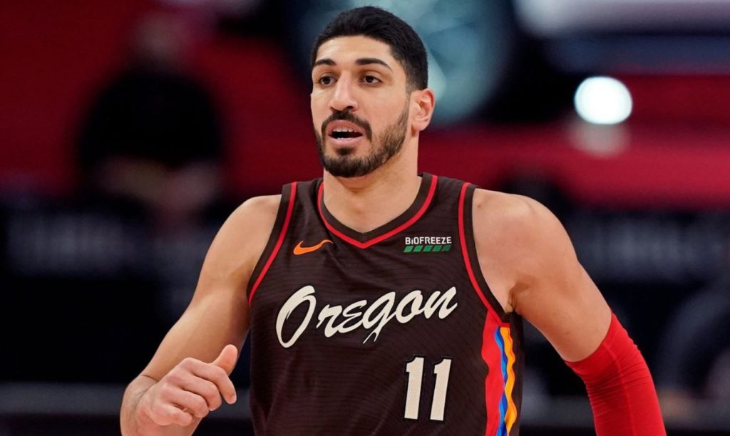 Ενές Καντέρ για απειλές που δέχεται: «Θα σου κόψουμε το κεφάλι και θα σε ταΐσουμε στα σκυλιά» (φώτο)