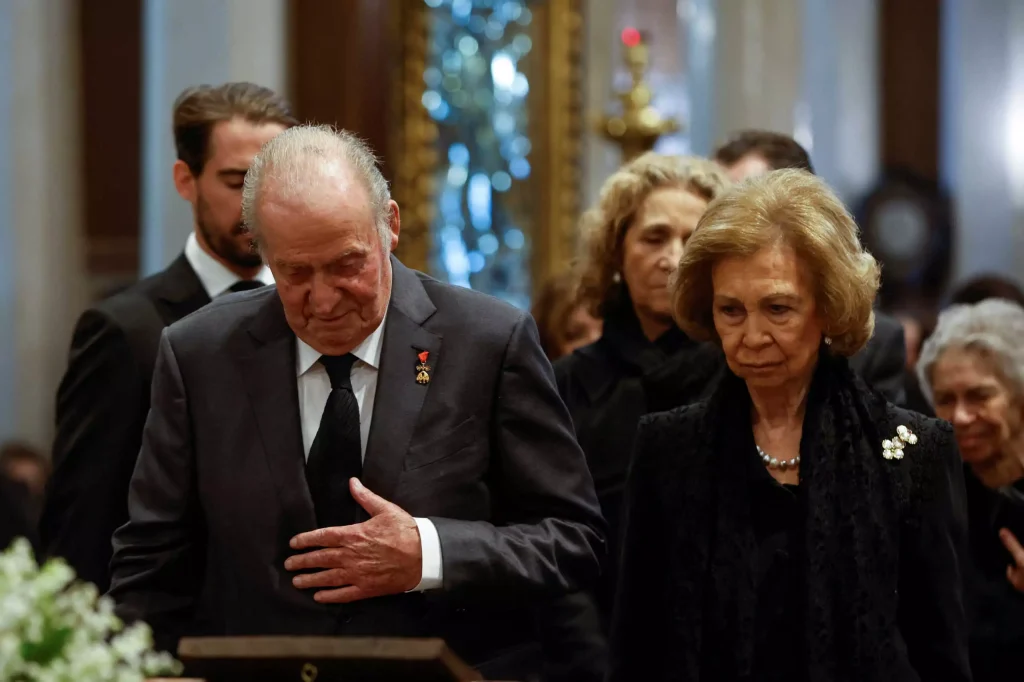 Κηδεία Βασιλιά Κωνσταντίνου: Η αγκαλιά του Φελίπε στον Χουάν Κάρλος (φωτο)