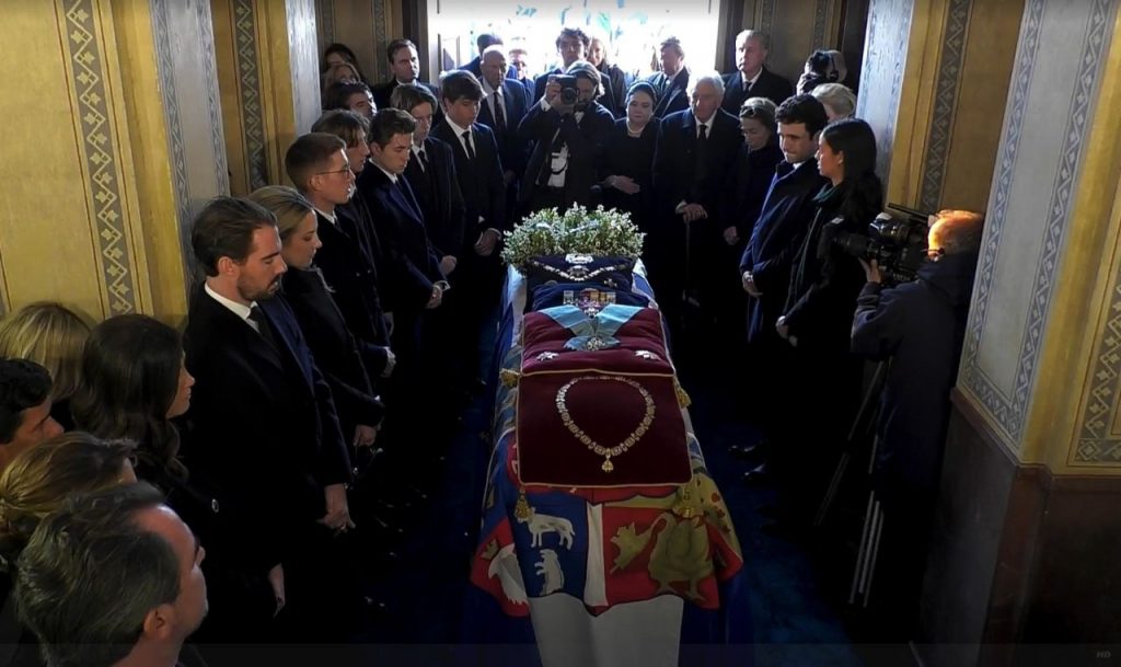 Το τελευταίο «αντίο» στον Βασιλιά Κωνσταντίνο – Ολοκληρώθηκε ο ενταφιασμός του στο Τατόι, δίπλα στους τάφους των γονέων του
