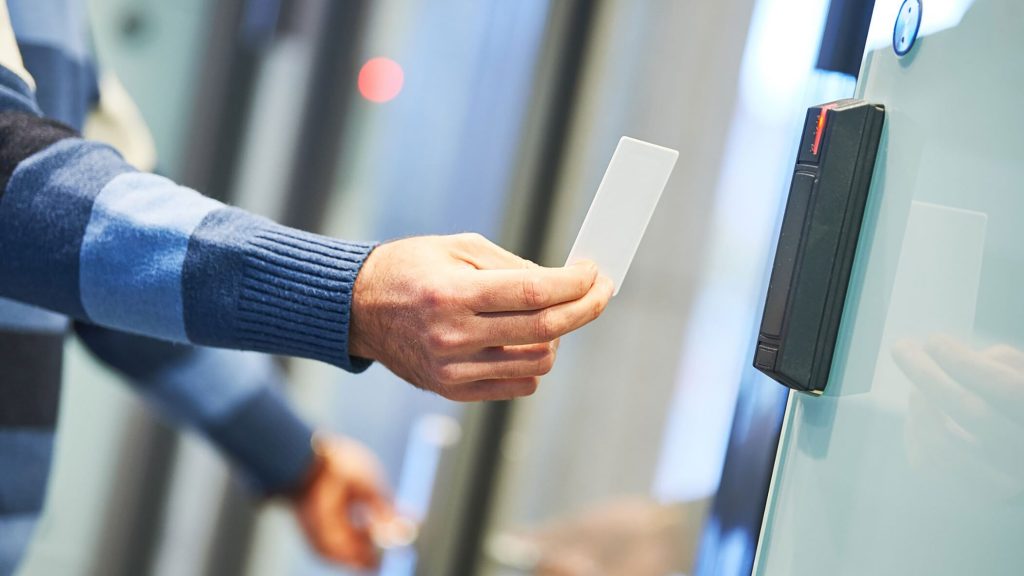 Η ψηφιακή κάρτα εργασίας επεκτείνεται σε εταιρείες security και σε ασφαλιστικές