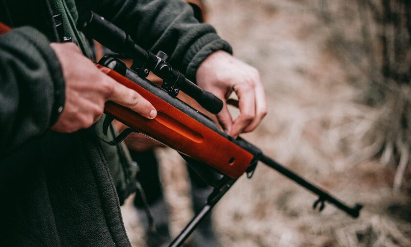 Αγρίνιο: Κυνηγός πέρασε για… θήραμα φίλο του και τον πυροβόλησε