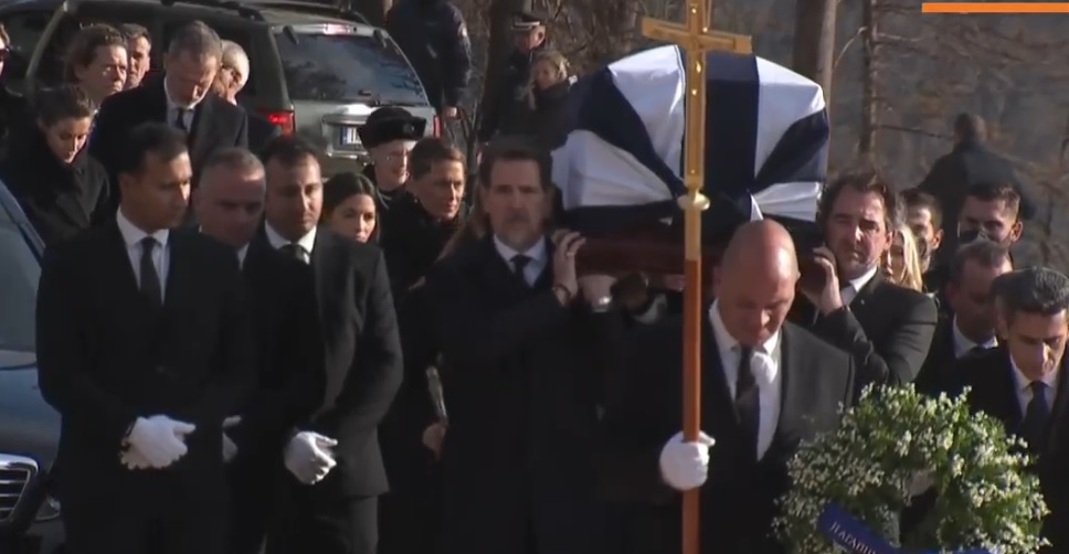 Αυτή τη στιγμή το τελευταίο αντίο στον τέως Βασιλιά Κωνσταντίνο στο Τατόι – Χωρίς τηλεοπτικά πλάνα η ταφή του