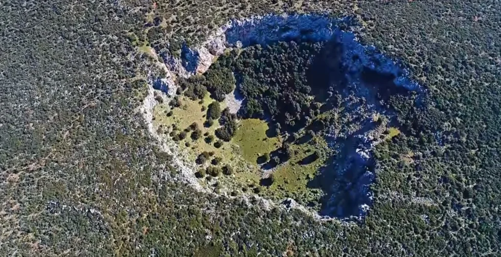 Ο μυστηριώδης κρατήρας στον Παρνασσό και οι θεωρίες προέλευσής του (βίντεο)