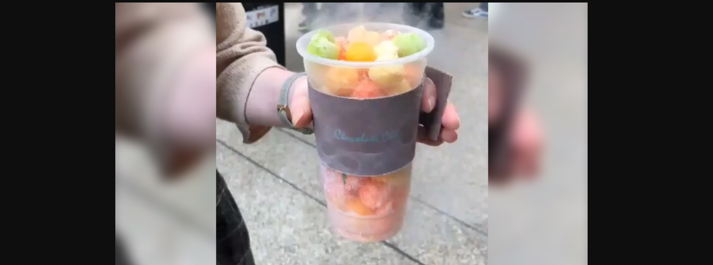 «Ανάσα του δράκου»: Η νέα τάση του TikTok με το επικίνδυνο παιδικό σνακ που περιέχει υγρό άζωτο