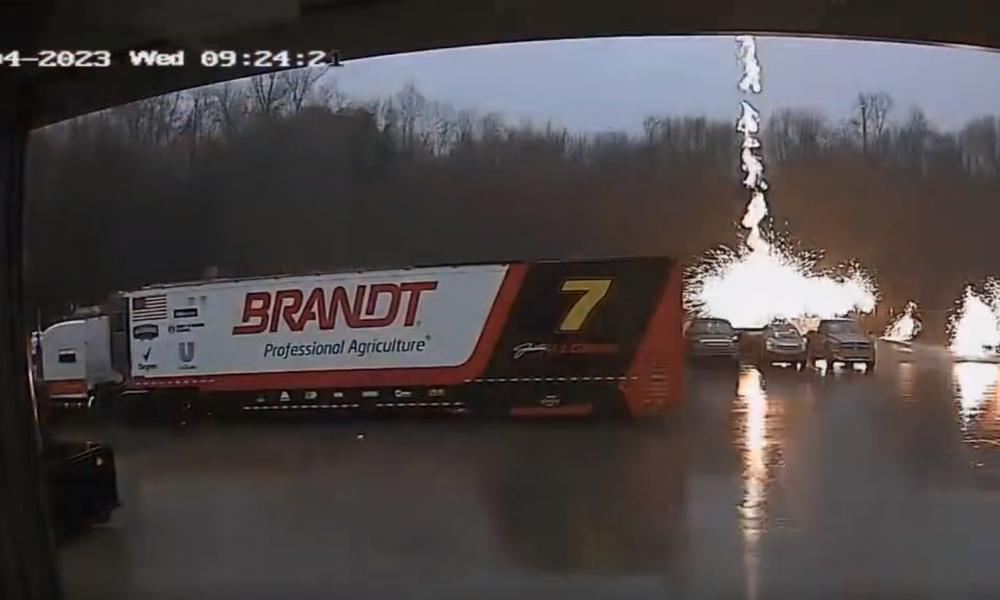 ΗΠΑ: Η στιγμή που κεραυνός χτυπά ένα τρέιλερ (βίντεο)