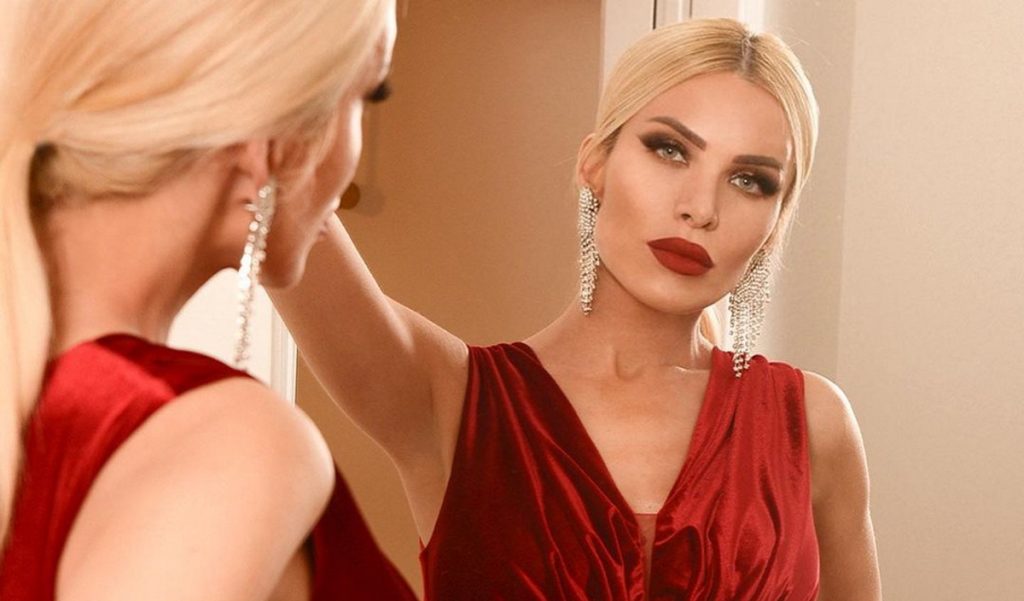 Έξαλλη η Κατερίνα Καινούργιου: «Τα είχα με μικρότερο άντρα τι σημαίνει αυτό;»