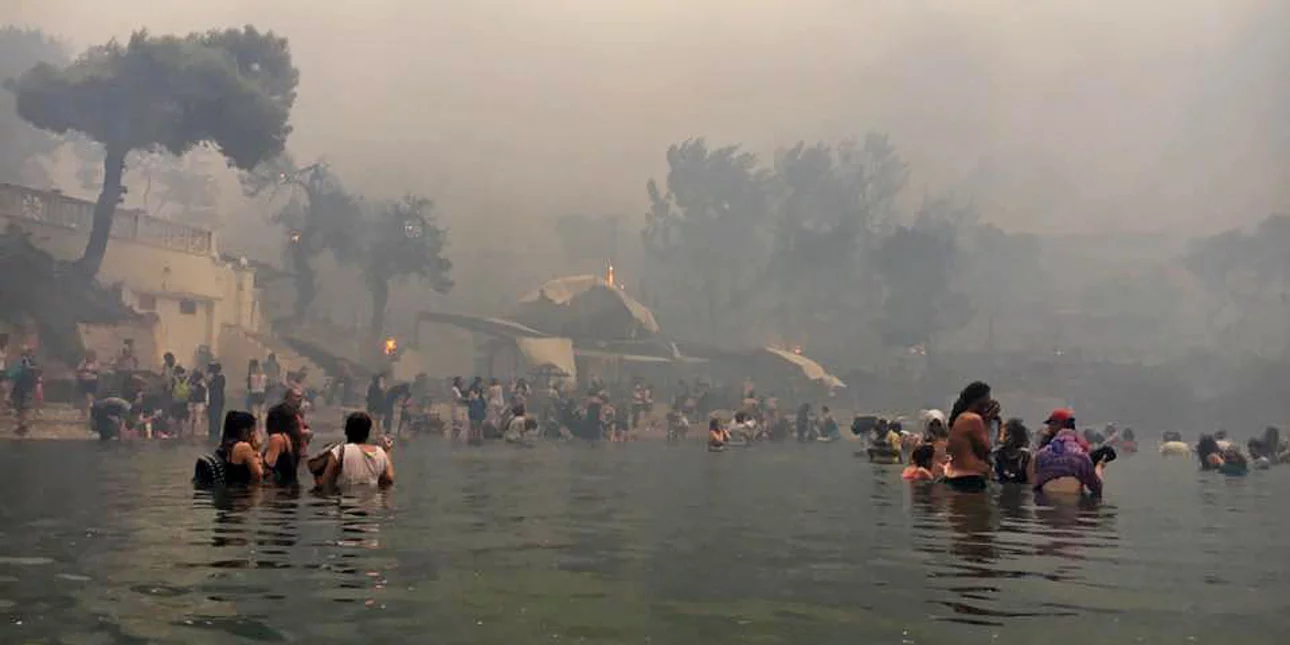 Φωτιά στο Μάτι: Μητέρα εγκατέλειψε τον νεκρό γιο της στη θάλασσα