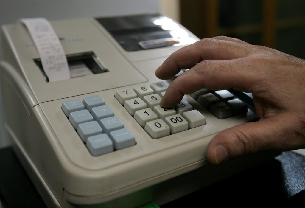 Στις αρχές Ιουνίου η διασύνδεση των ταμειακών μηχανών με τα POS και η online αποστολή των δεδομένων στη ΑΑΔΕ