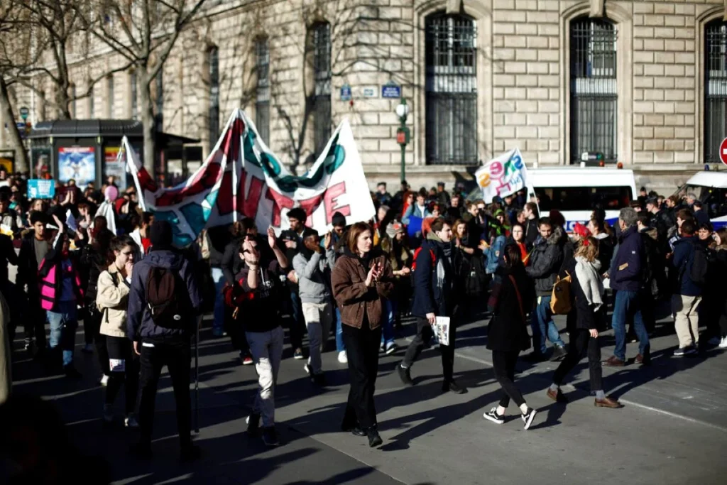 «Παραλύει» η Γαλλία – Μαζική απεργία την Πέμπτη (19/1) κατά των μεταρρύθμισεων στο συνταξιοδοτικό