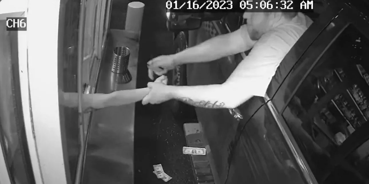 ΗΠΑ: Πελάτης προσπαθεί να απαγάγει εργαζόμενη σε drive-through καφετέρια (βίντεο)