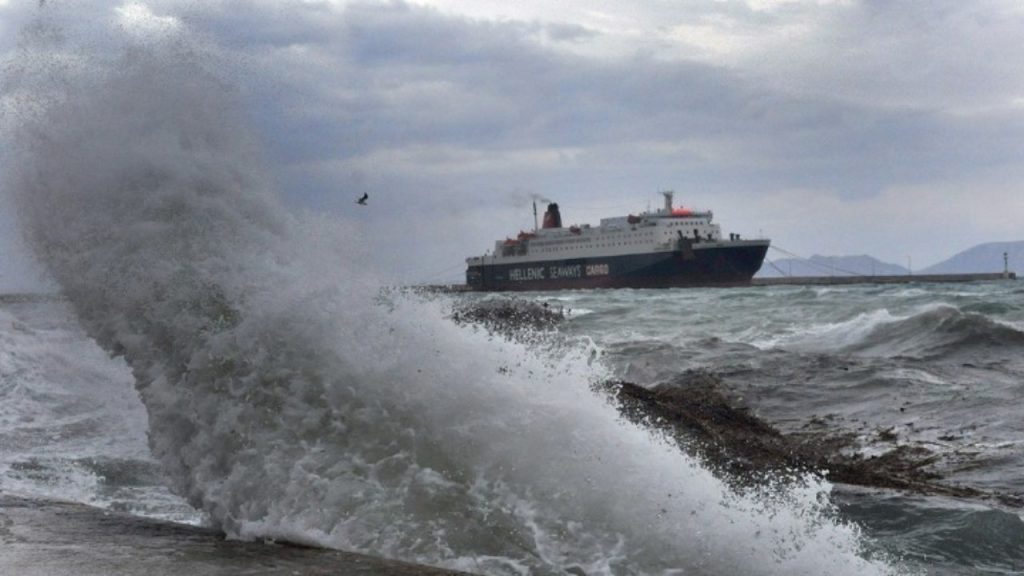 Δεμένα τα πλοία: Απαγορευτικό απόπλου λόγω των θυελλωδών ανέμων στο Αιγαίο