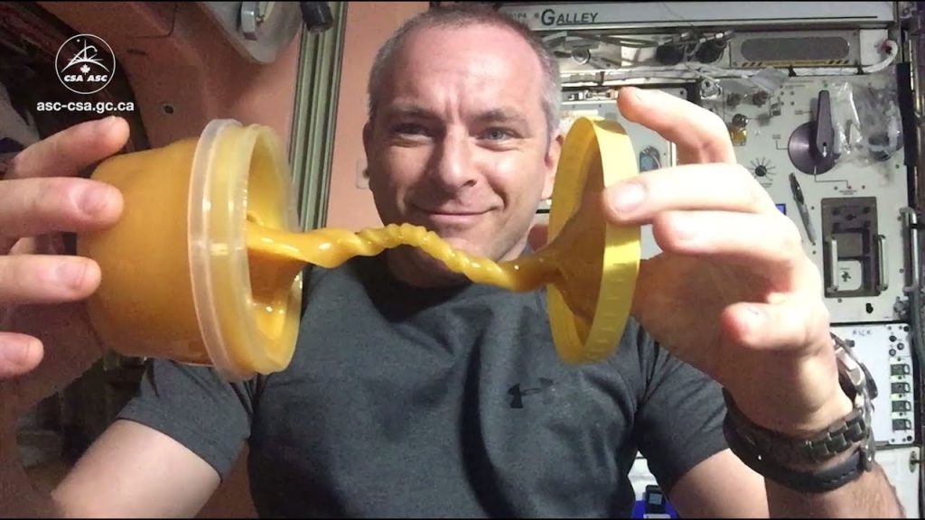 Εντυπωσιακή εικόνα: Αστροναύτης ανοίγει βάζο με μέλι στο διάστημα (βίντεο)