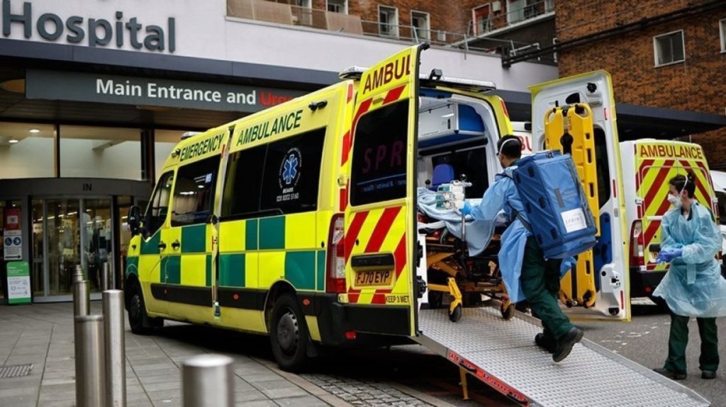 Καταρρέει το Εθνικό Σύστημα Υγείας της Βρετανίας – Ρεκόρ αναμονής για ένα ασθενοφόρο